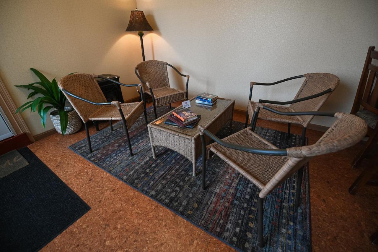 The Lakehouse Inn Geneva מראה חיצוני תמונה