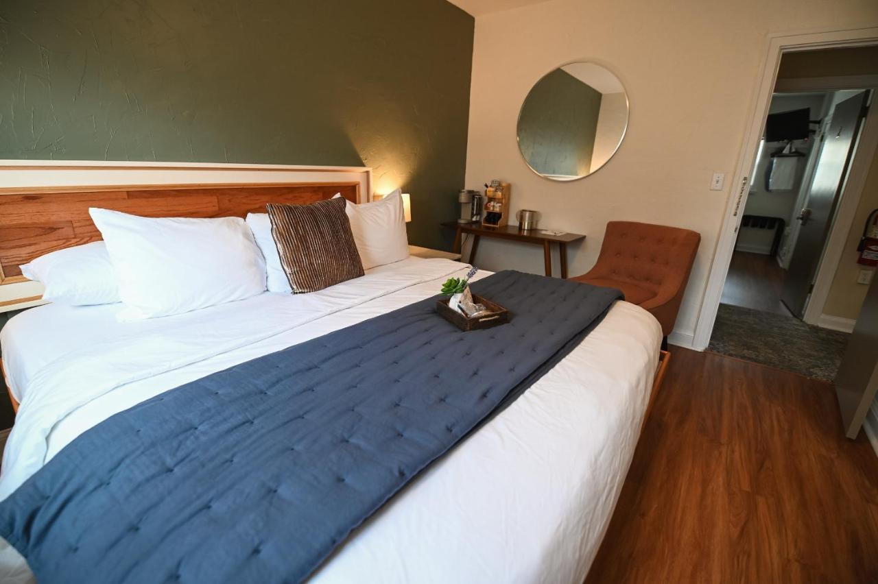 The Lakehouse Inn Geneva מראה חיצוני תמונה